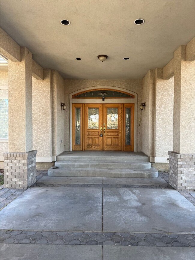 Building Photo - Spacious Redmond Estate on 14 Acres – 4,300+ Sq Ft, Pastures, 4-Car Garage