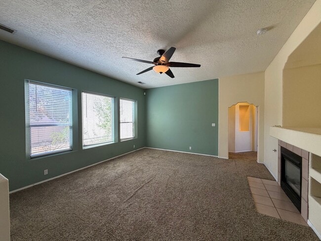 Building Photo - Contemporary 3 Bedroom 2 Bathroom Home Located In NW Albuquerque!