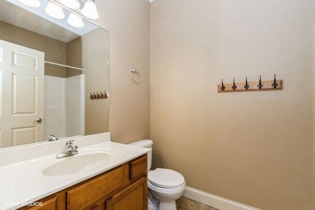 Building Photo - $1,950 | 3 Bedroom, 2 Bathroom Condo | No ...