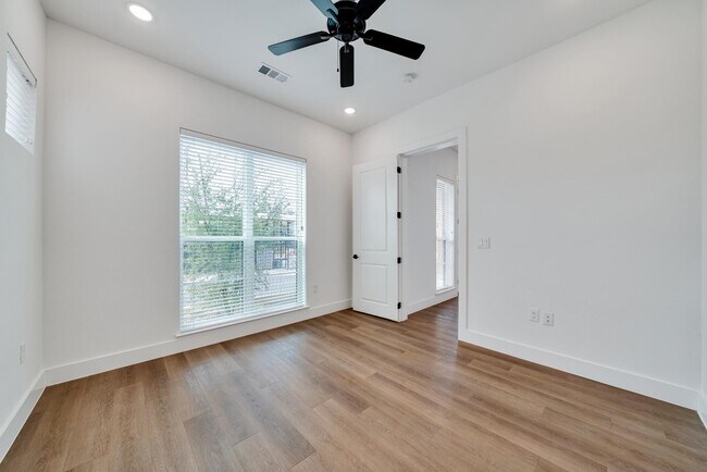 Primary Photo - 1601 Mustang Dr