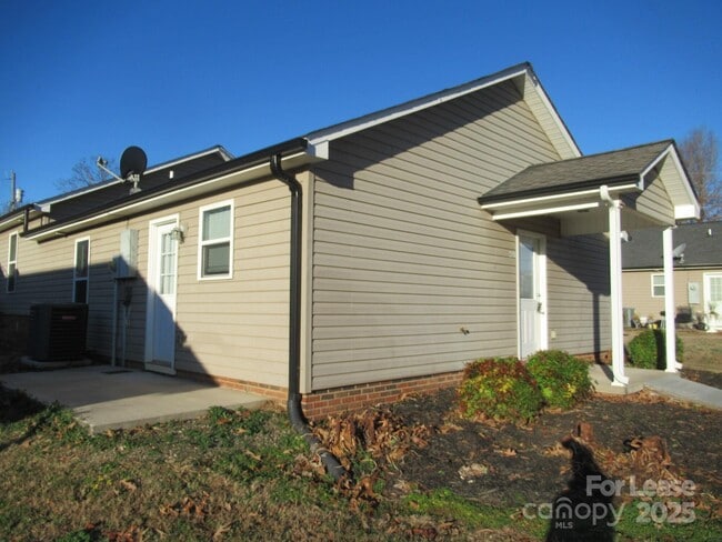 Building Photo - 406 S Flint St