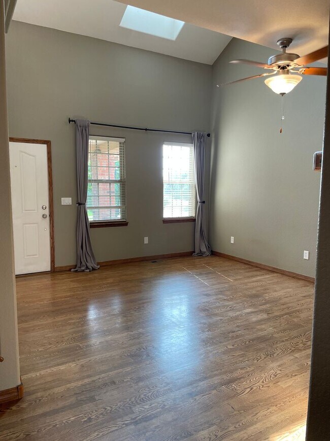 Building Photo - 3545 Big Ben Dr