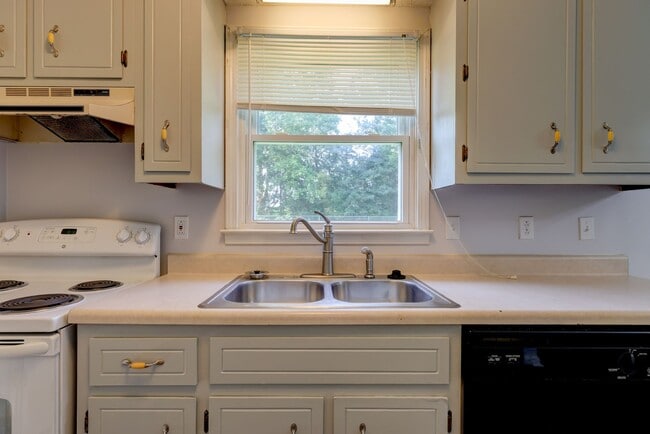 Building Photo - 204 Bob White Dr