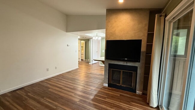 Building Photo - Well Maintained Top Floor 2 Bed/2 Bath Condo W/Garage Space. Call Today!