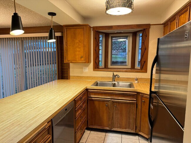 Building Photo - Spacious secluded house in Thurston Hills!