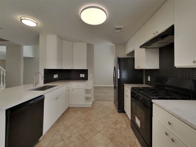 Building Photo - 14907 Englebrook Dr