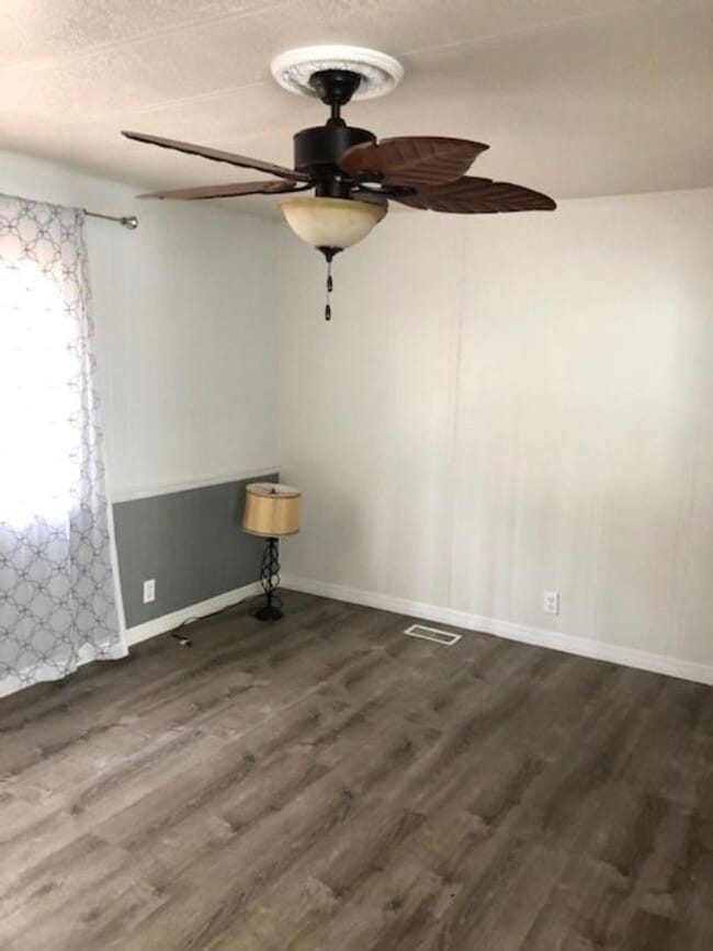 Building Photo - 2 BEDROOM 2 BATH MOBILE ON 2.21 ACRES IN LAKE TROPICANA RANCHETTES