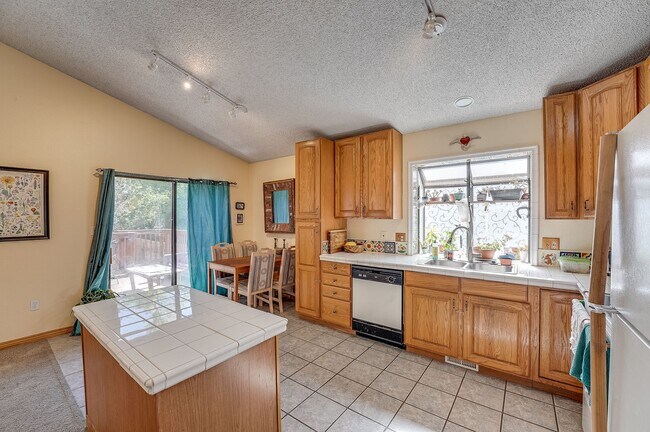 Building Photo - 4 bed, 2 bath Home in Central Fort Collins