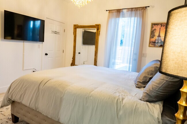 Building Photo - 214 C St