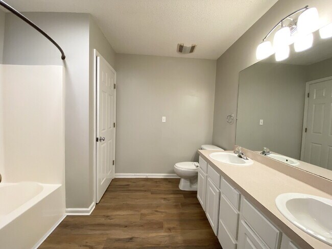 Building Photo - Home in Woodbridge With a Screened Porch and Private Backyard!