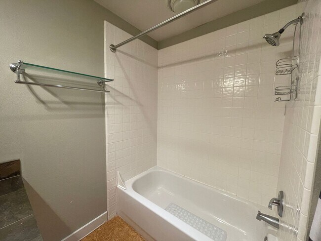 Building Photo - Fantastic Condo in NW Portland with Washer...
