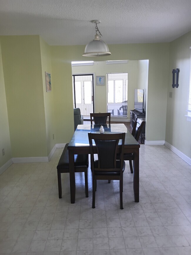 Building Photo - 111 S Oak Ct