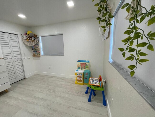 Building Photo - 325 NW 19th Ln