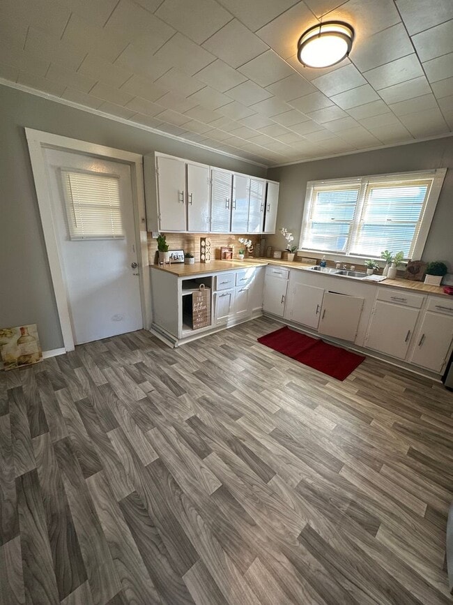 Building Photo - 2 Bed House w/ Wooden floors, Large Front porch, Central HVAC & Huge yard!