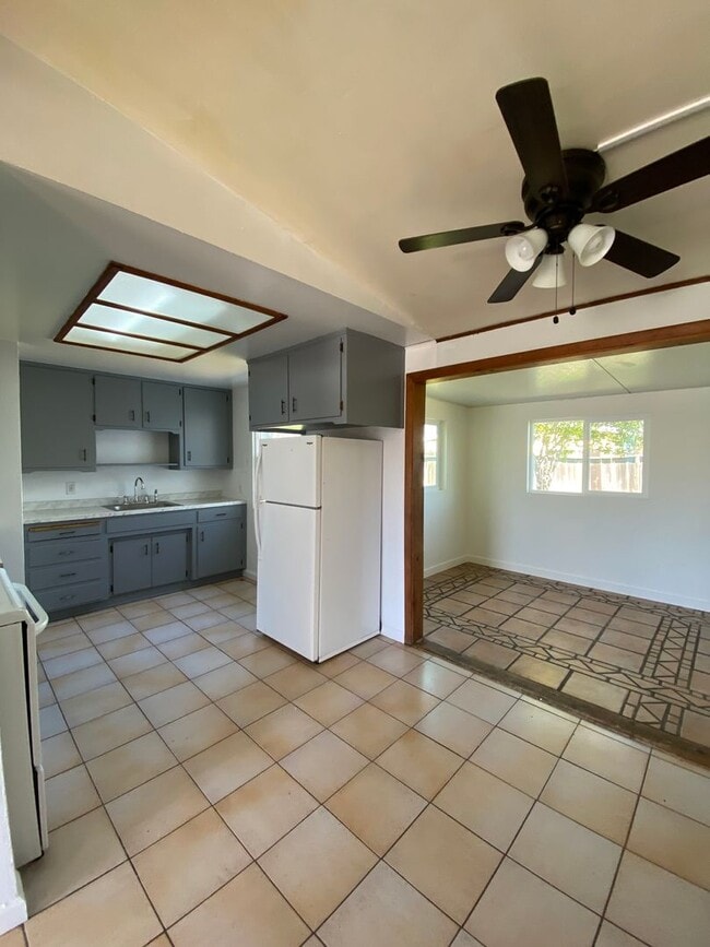 Building Photo - 3 Bed/1 Bath with Large fenced yard in central Paso Robles near Highschool!