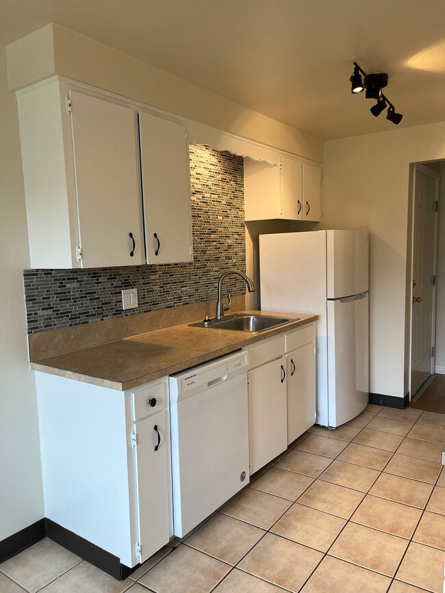 Building Photo - 1 Bed • 1 Bath Downstairs Unit