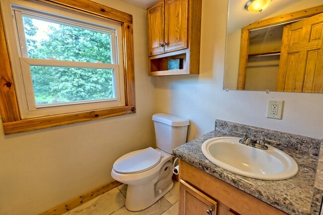 Building Photo - 122 Treetop Ln