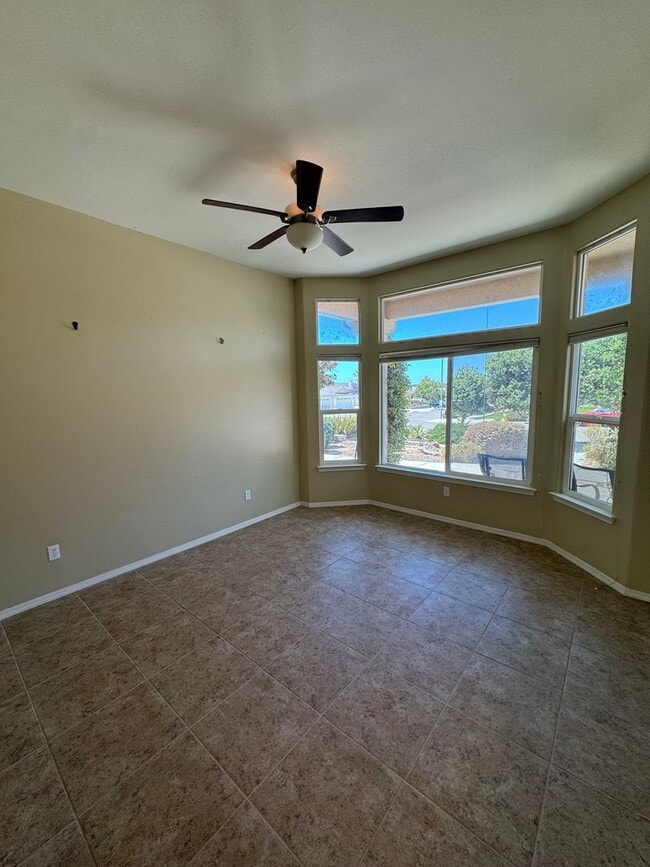 Building Photo - 4 Bed 2 Bath Charming and Well-Cared-For H...