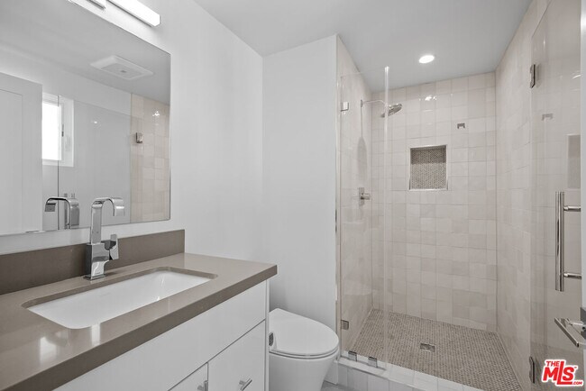 Building Photo - 3232 S Barrington Ave