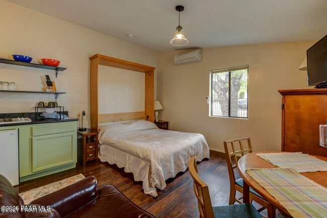 Building Photo - 502 Western Ave