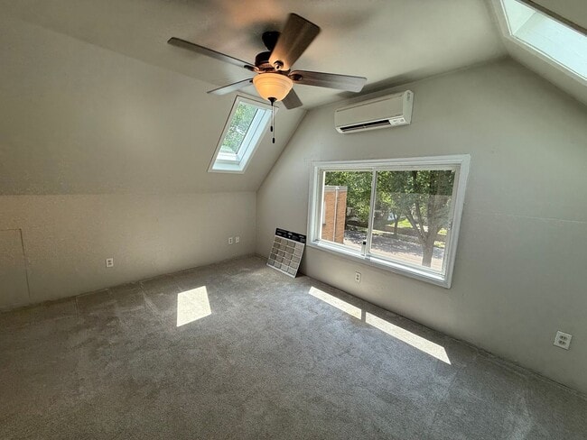Building Photo - Beautiful 5 Bed 3 Bath Single Family Home ...