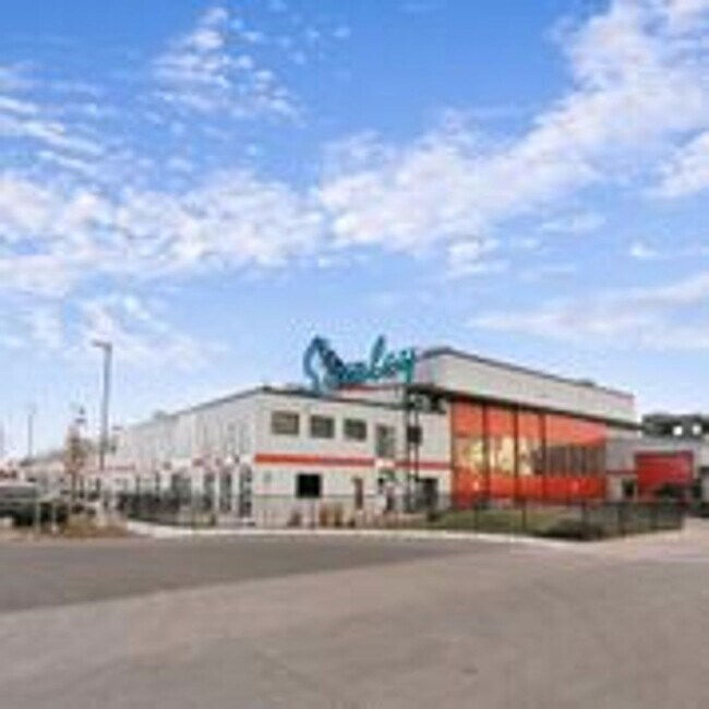 Building Photo - Central Park HOUSE for rent! 2 BLOCKS TO STANLEY MARKETPLACE