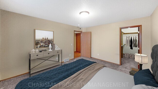 Building Photo - 2, BD IN BRANDON, JUST MINUTES FROM SF. CE...