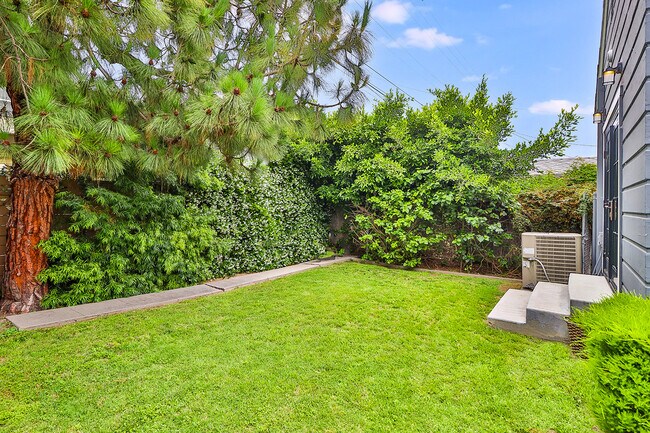 Building Photo - 6027 Comey Ave