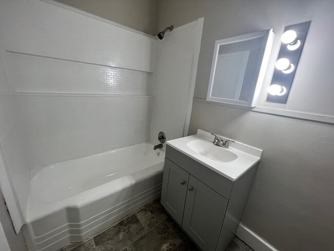 Building Photo - Coming Soon 4/10/26! Newton 1 Bedroom for Rent!