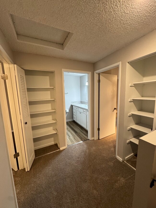 Building Photo - Fully Renovated 2 bedroom, 1.5 bath Apartment with New Appliances and Separate Garage!  Fully Rem...