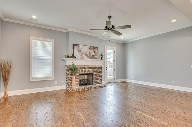 Building Photo - 3067 Rosewood Dr