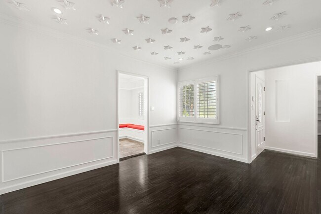 Building Photo - Designer-Done 3 Bed + 3 Bath in Prime Beve...