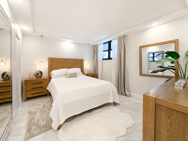 Building Photo - 4800 Bayview Dr