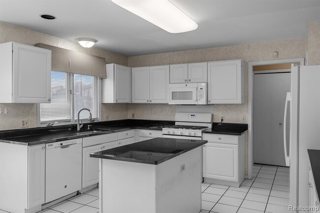 Building Photo - 45419 Glengarry Blvd