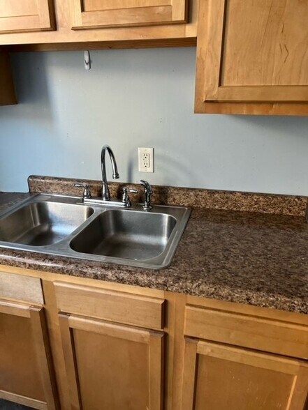 Kitchen sink - 3040 Park Ave