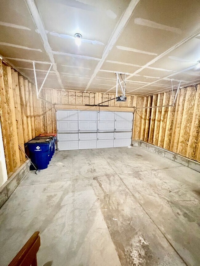 Building Photo - Renovated Milliken Home!