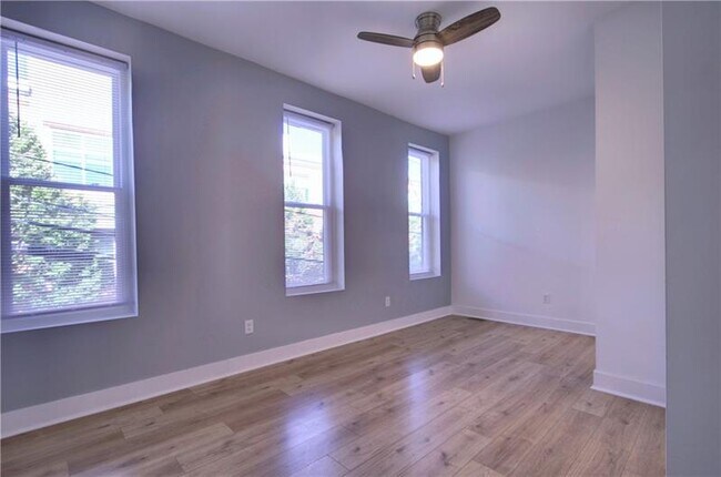 Building Photo - 1327 Reddour St