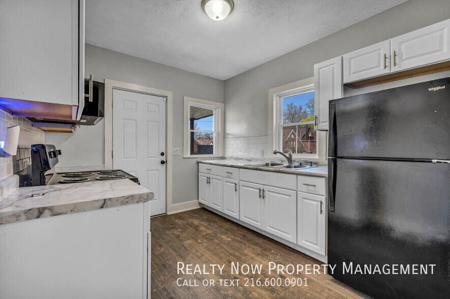 Building Photo - 3241 Sycamore Rd