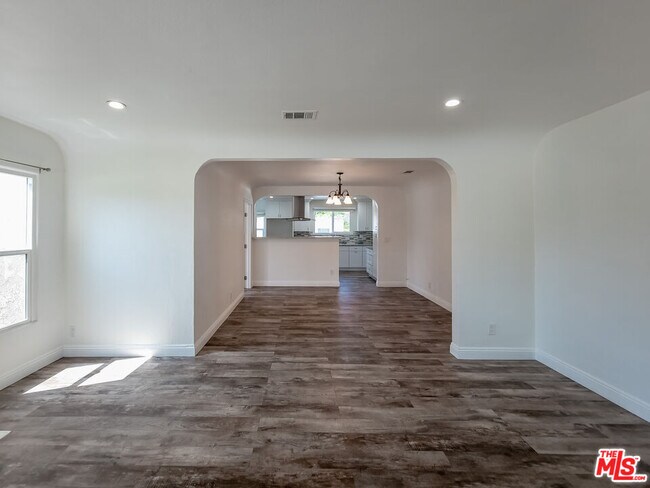 Building Photo - 723 W Doran St