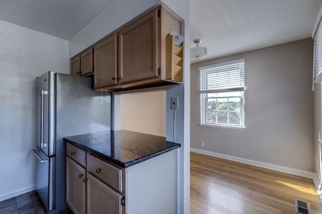Building Photo - Charming End-Unit Townhouse in Fairlington