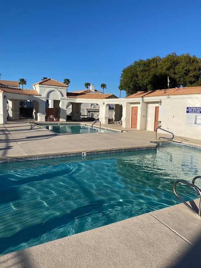Building Photo - Americana Property Mgmt - Condo 2b - 2b in...
