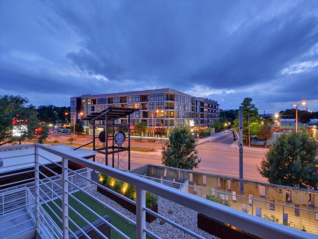 Building Photo - 210 Lee Barton Dr