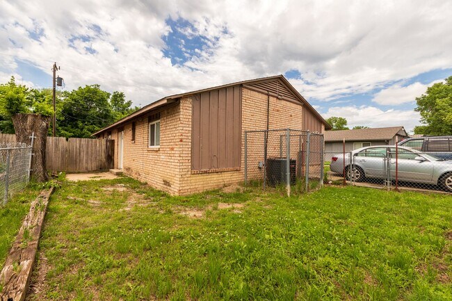 Building Photo - 1304 N Irvington Ave