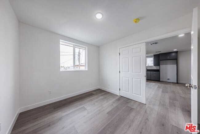 Building Photo - 1617 W 55th St