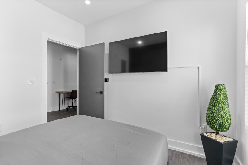 Building Photo - 935 S Howard Ave