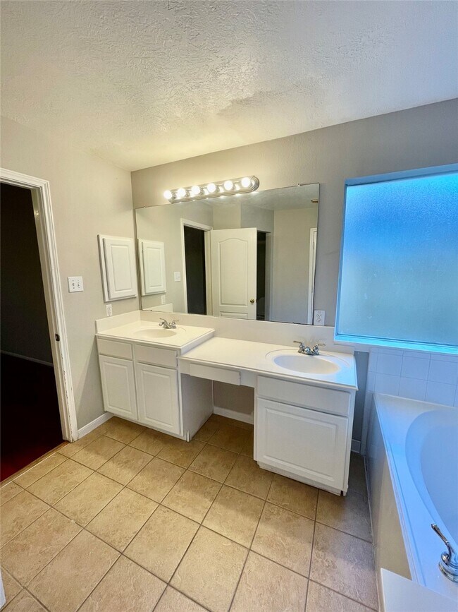 Building Photo - 16507 Shady Canyon Ct