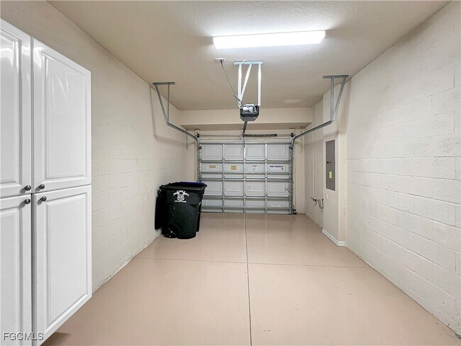 Building Photo - 8895 Via Isola Court