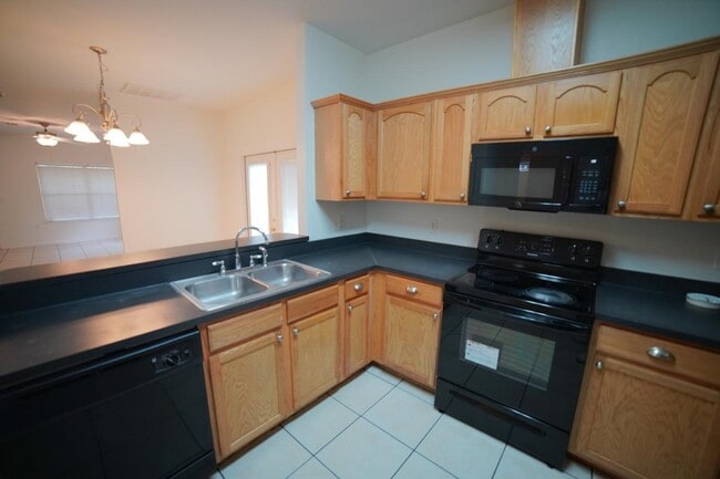 Building Photo - 829 Dent St