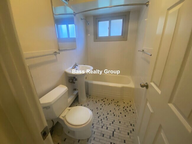 Building Photo - 810 Seward St