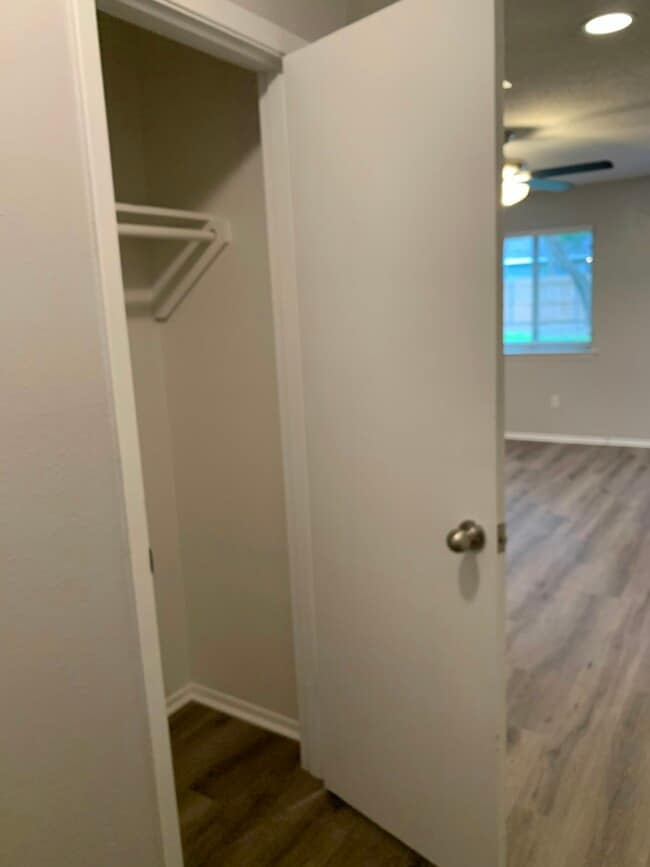 Building Photo - 404 Live Oak Dr